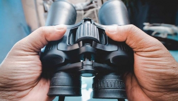 How Do You Set Up A Binocular Diopter?